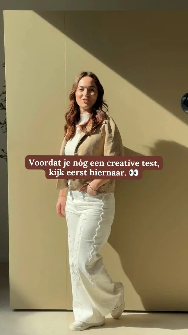 Je test elke week nieuwe creatives.

Niet zomaar.

Je kijkt naar wat goed presteert, analyseert welke hooks en beelden werken en probeert daarop door te bouwen.

Verhoogt het budget.

Test primaire teksten en headlines.

En toch blijft je CPA (kost per action) schommelen, komt je ROAS niet op het niveau dat je wilt en voelt groei nog steeds onvoorspelbaar.

Dus test je nog meer creatives.

Maar wat als je probleem helemaal niet in Meta zit?

Een voorbeeld:

Een webshop verkoopt prachtige handgemaakte sieraden.

De advertentie is spot on.

Mensen klikken. Maar op de landingspagina zien ze alleen een productfoto, de prijs en een knop.

Ze weten nog niet:

💭 Waarom juist dit merk?
💭 Wat maakt deze sieraden bijzonder?
💭 En kan ik erop vertrouwen dat dit de juiste aankoop is

De advertentie doet dus precies wat hij moet doen. Maar in de stappen daarna mist iets.

Daarom kijk ik niet alleen naar je campagnes, maar naar de hele funnel:

👉 Klopt je aanbod?
👉 Sluit je boodschap aan?
👉 Wat gebeurt er na de klik?
👉 Waar haakt iemand af?
👉 En waar zitten dus écht de grootste kansen?

Want je moet eerst weten waar het precies misgaat, om te weten waar je moet optimaliseren.

En dát geeft rust.

Niet meer eindeloos testen om maar iets te veranderen. Maar gericht optimaliseren op wat je aanbod écht nodig heeft.

Herken je dit?

Stuur me een DM, dan kijk ik graag met je mee. 🤍

#metaads #advertentiestrategie #adverteren #metaadvertising #advertentiespecialist