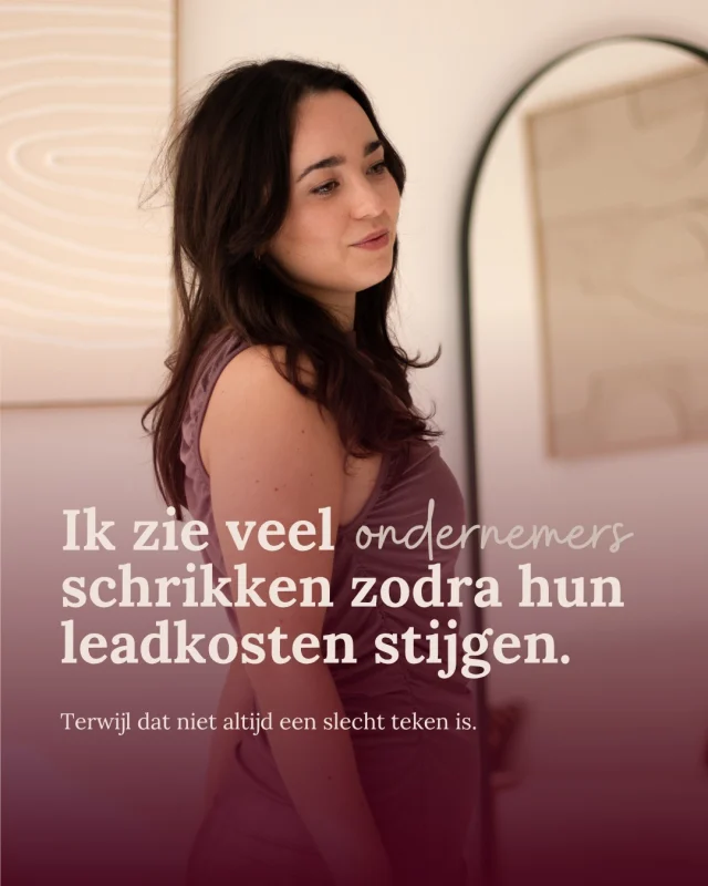 Ik zie ondernemers schrikken zodra hun leadkosten stijgen. Maar…

Hogere leadkosten zijn niet automatisch slecht.

Soms zijn ze juist een teken dat je advertenties betere leads aantrekken.

Gebruik je bijvoorbeeld een leadformulier van Meta? Dan kun je vaak tegen relatief lage kosten veel leads verzamelen.

Klinkt goed zou je denken.

Maar hoeveel van die leads zijn écht interessant voor je aanbod?

Converteren deze mensen ook daadwerkelijk?

Grote kans van niet.

En zo is een lead van €5 een stuk minder interessant dan een lead van €20 die wél omzet oplevert.

Een lage CPL kan leuk staan in je advertentie-account, maar je bankrekening kijkt toch echt naar iets anders. 😉

Waar kijk jij momenteel vooral naar: je leadkosten of de kwaliteit van je leads?

#advertentiespecialist #metaads #adverteren #businessbabesnl