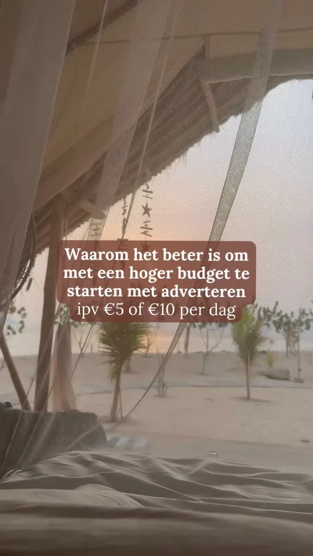 Waarom ik liever met €50 per dag start dan met €5 ad-spend 👇

Ik krijg soms de vraag van een klant: “Kunnen we beginnen met €5 of €10 per dag? Dan kunnen we een beetje kijken of het werkt.”

Ik snap die gedachte heel goed.

Want als je nog nooit hebt geadverteerd, voelt €5 per dag natuurlijk een stuk veiliger dan meteen €30 of €50.

Maar het ding is: met een klein budget maak je het jezelf soms juist moeilijker.

Je hebt namelijk maar een paar euro per dag om data te verzamelen.

Met een hoger startbudget kunnen we sneller leren:

👉 Welke advertentie trekt de juiste mensen aan?
👉 Welke invalshoek werkt het beste?
👉 Komen er daadwerkelijk verkopen of aanvragen uit?

Dat betekent trouwens niet dat je meteen honderden euro’s per dag moet uitgeven. Het betekent vooral dat je genoeg budget nodig hebt om daadwerkelijk iets te kunnen leren.

Want het doel van je eerste advertentiebudget is wat mij betreft niet:

“Zo goedkoop mogelijk een paar mensen bereiken.”

Het doel is: ontdekken wat werkt, zodat je daarna met vertrouwen verder kunt opschalen.

En ja, dat eerste budget uitgeven kan spannend zijn.

Maar €5 per dag uitgeven en na een maand nog steeds niet weten wat werkt, is uiteindelijk ook niet gratis. 😉