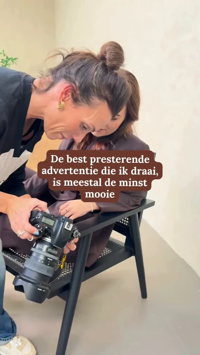 Iedereen wil een gelikte, perfecte video. Maar in advertenties werkt het vaak andersom.

Een rauwe praatreel, gewoon opgenomen met je telefoon, laat zien dat er een echt mens achter zit. Dat je het echt bent, en niet iets wat door AI in elkaar is gezet.

Dat vertrouwen is precies wat mensen nodig hebben voordat ze op je advertentie klikken.

Dus als jij wacht tot je video perfect is: daar zit je conversie niet.

#advertentiespecialist #uglyads #adverteren #metaads #businessbabesnl