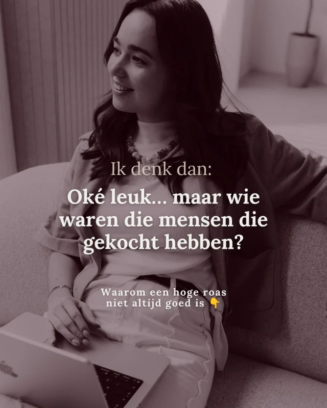 Ik kan zoooo moe worden van mensen die alleen maar flexen met een hoge ROAS. Vooral de Bali boys/ girls zijn hier goed in. 😂

Ik denk dan: oké leuk… maar wie waren die mensen die gekocht hebben?

Waren dit nieuwe klanten? Of waren het mensen die jouw merk al kenden en waarschijnlijk tóch wel een keer hadden gekocht?

Dat verschil is nogal belangrijk.

Laatst draaide ik voor een klant een sale campagne die we bewust hadden opgesplitst in twee adsets:

👉 één voor nieuwe mensen
👉 één voor heractivatie van bestaande bezoekers/klanten

Als ik enkel naar de ROAS zou kijken, had ik het mezelf makkelijk kunnen maken en alleen de heractivatie kunnen draaien. En vervolgens kunnen flexen met een ROAS van 20. 🤑

De campagne op nieuwe klanten had namelijk een lagere ROAS.

Maar wél: heel veel nieuwe klanten.
En dát vind ik veel interessanter.

Want die mensen zijn nu klant. Ze komen mee in de e-mailcampagnes voor de volgende nieuwe collectie. Ze leren het merk kennen. Ze kunnen fan worden. En misschien kopen ze volgende keer opnieuw.

Dát is voor mij adverteren met groei op de lange termijn. 🤍

#metaads #advertentiestrategie #ecommercemarketing #webshopmarketing #metaadvertising